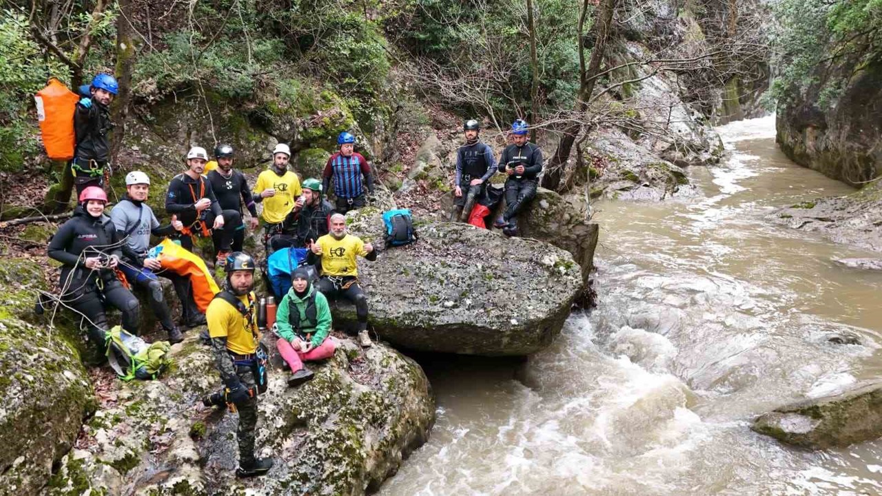 Yağmur ve kar sularıyla coşan kanyonu geçen sporcu böyle konuştu
