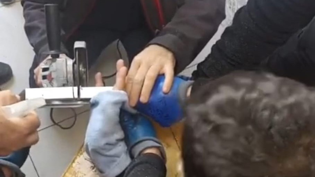 Parmağı akıllı tahtaya sıkışan öğrenci itfaiye ekiplerince kurtarıldı
