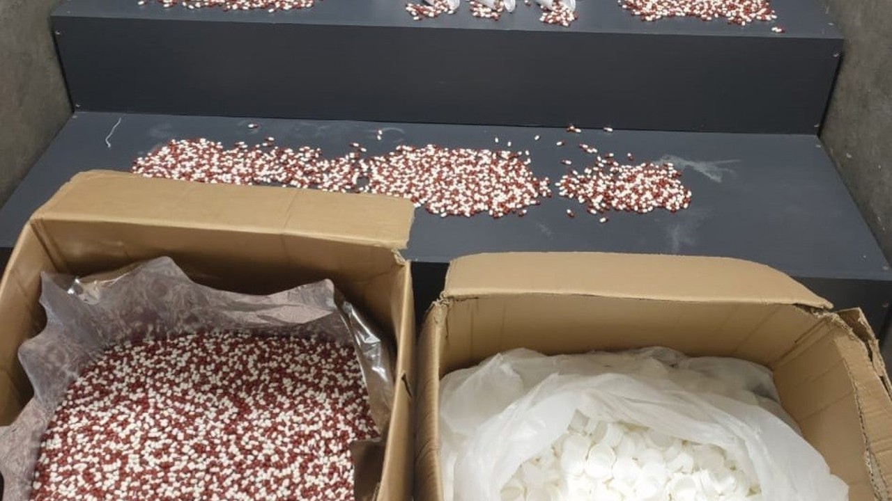 İzmir’de 104 bin adet uyuşturucu hap ele geçirildi
