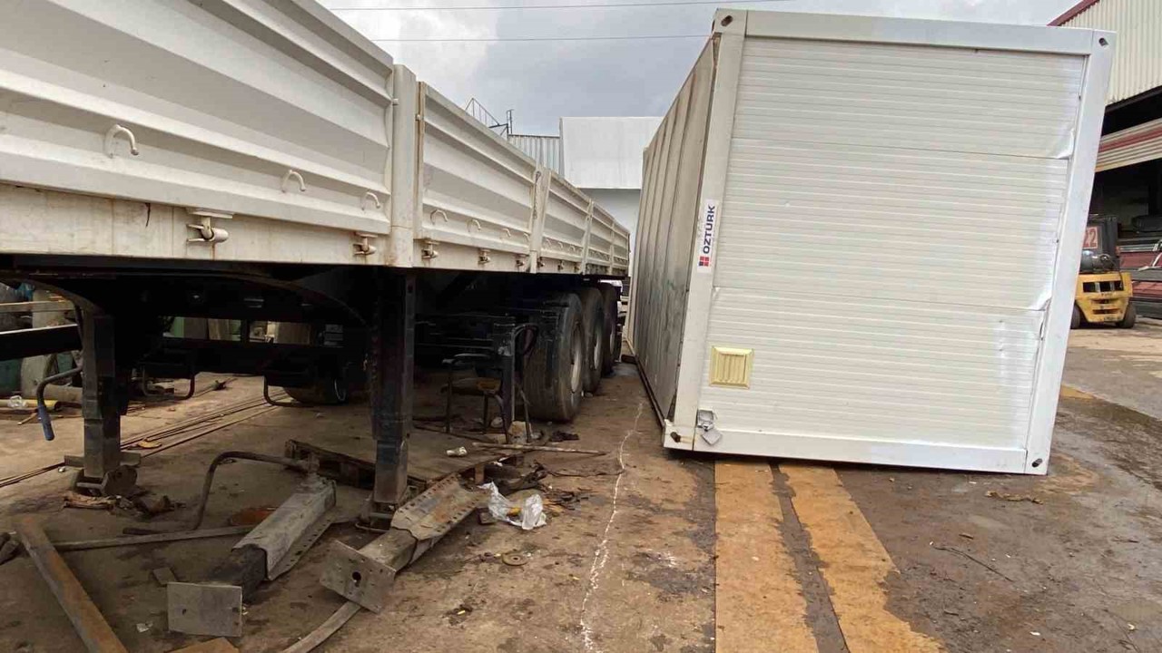 Kocaeli’de konteyner ile tır dorsesi arasında sıkışan işçi yaralandı
