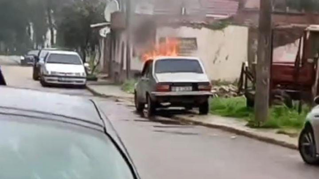 Bursa’da park halindeki otomobil alevlere teslim oldu
