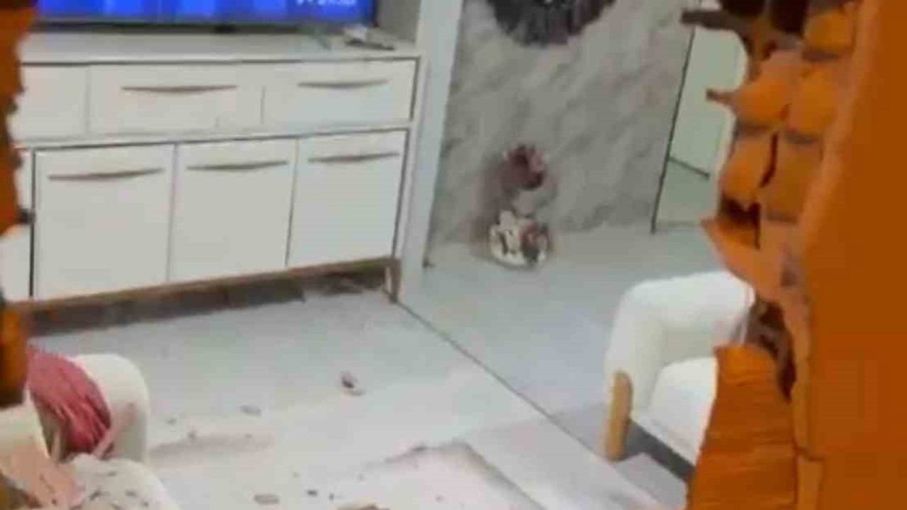 Evinde otururken kamyonetin çarptığı duvarın altında kalarak yaralandı
