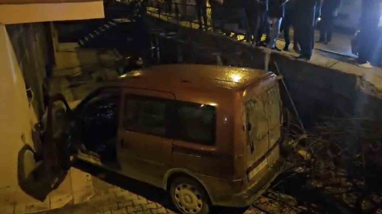 Otomobille çarpışan hafif ticari araç apartman boşluğuna savruldu: 2 yaralı
