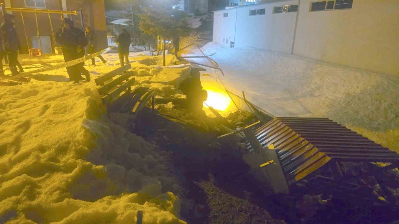 Hakkari’de istinat duvarı çöktü
