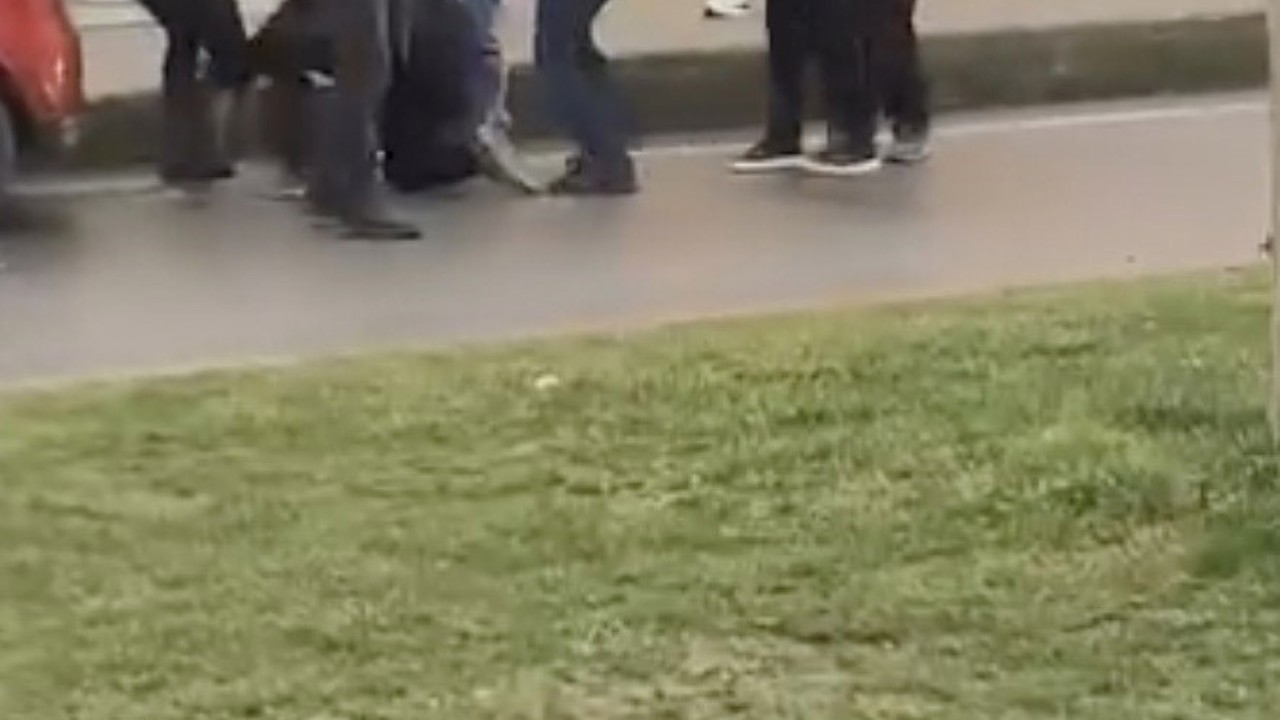 Aralarına aldıkları kişi tekme tokat dövdüler: O anlar kamerada
