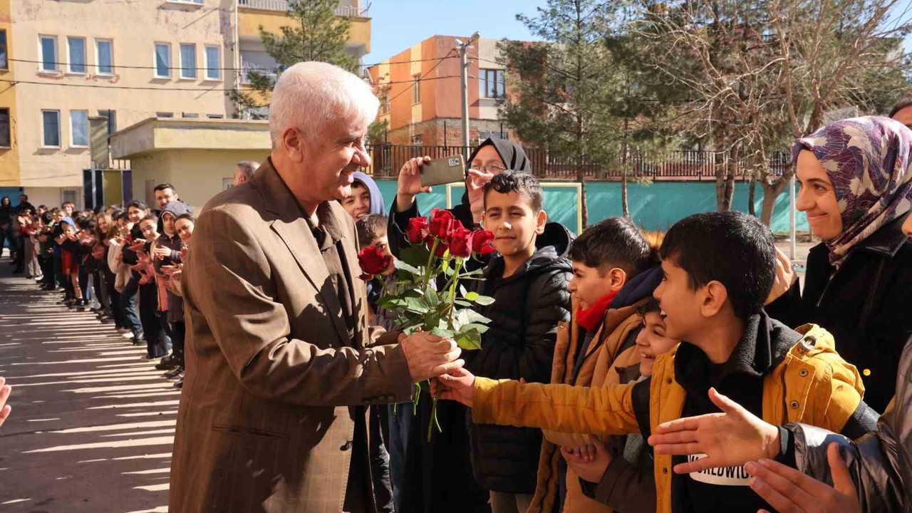 43 yılda yüzlerce öğrenci yetiştirdi, çiçek ve alkışlarla emekli oldu

