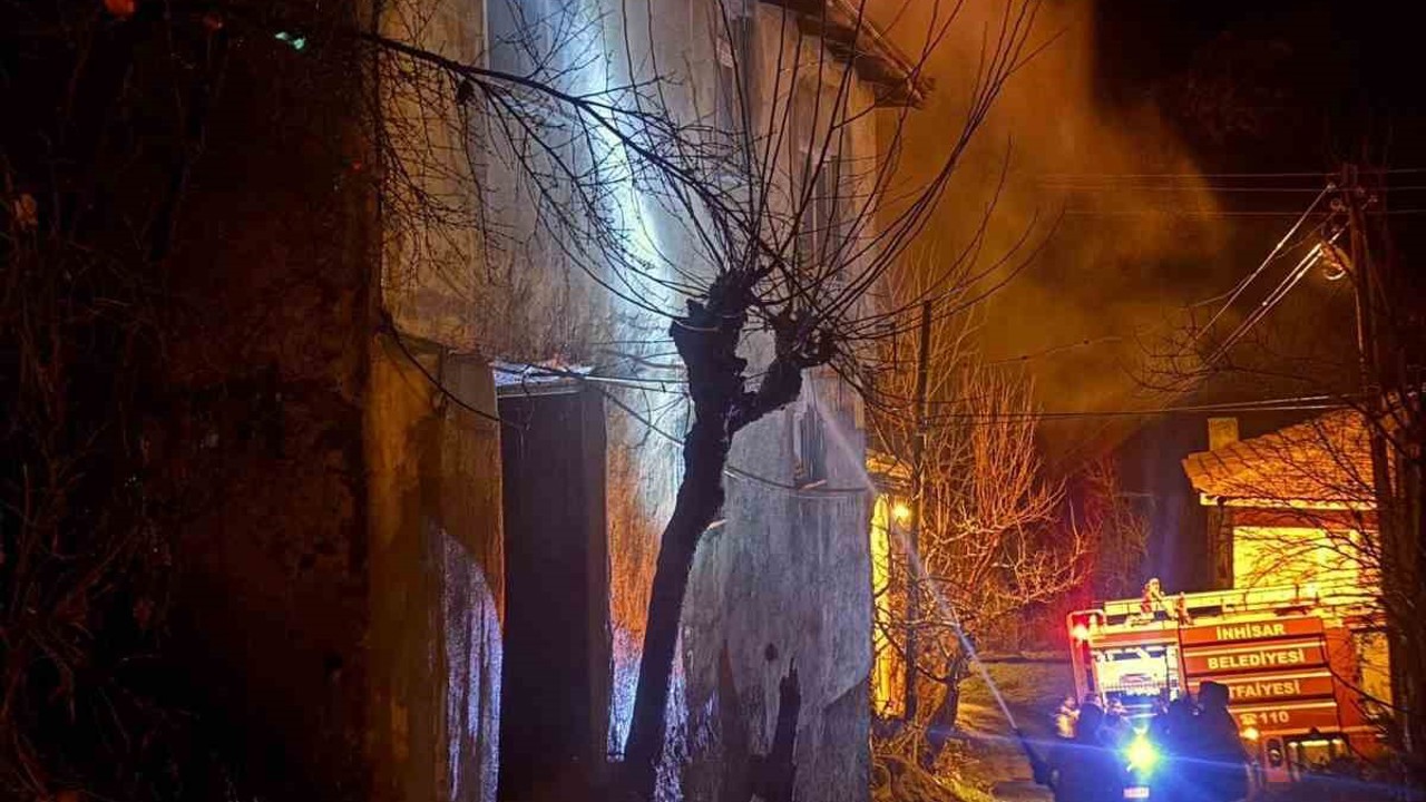 Köy evinde çıkan yangın korkuttu
