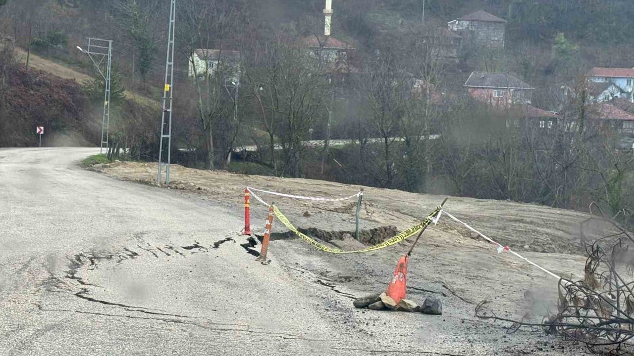 Kastamonu’da heyelan sonrası yol çöktü
