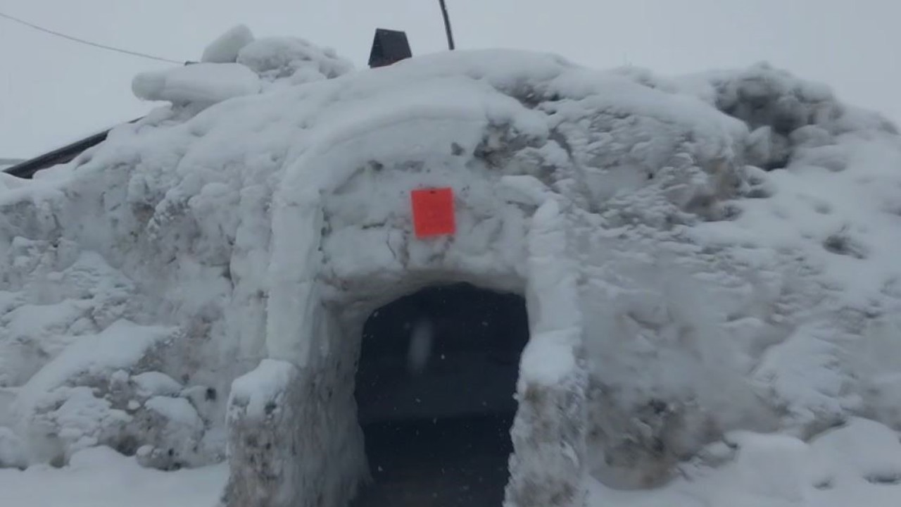 Köyde kardan çay ocağı kurdular, birlik ve beraberlik mesajı verdiler
