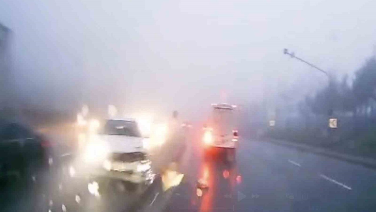 Yağışlı havada kontrolden çıkan otomobil refüje çıktı
