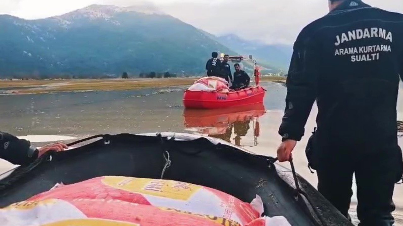 Yaylada mahsur kalan çoban ve yüzlerce hayvana botla yem ile erzak taşıdılar
