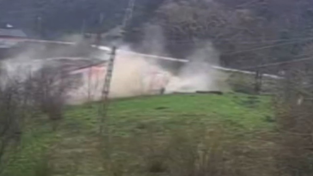 Kastamonu’da heyelan sebebiyle tahliye edilen ev çöktü: O anlar kamerada
