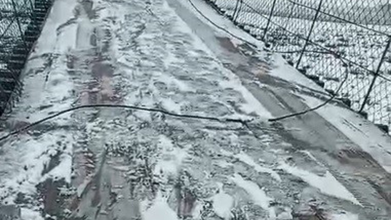 Kars’ta asma köprüde korku dolu anlar: Otomobil buzda kayarak asılı kaldı
