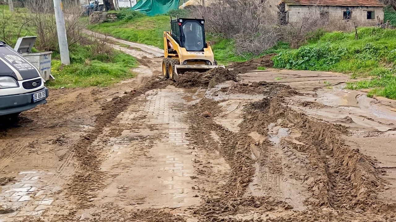 Yağış sonrası belediye ekipleri sahaya indi
