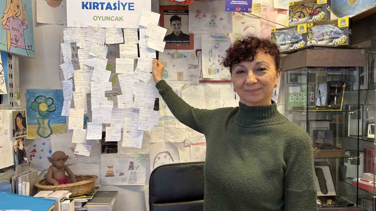 İzmir’de defter ve kalemler ‘askıda kırtasiye’ ile sahiplerini buluyor
