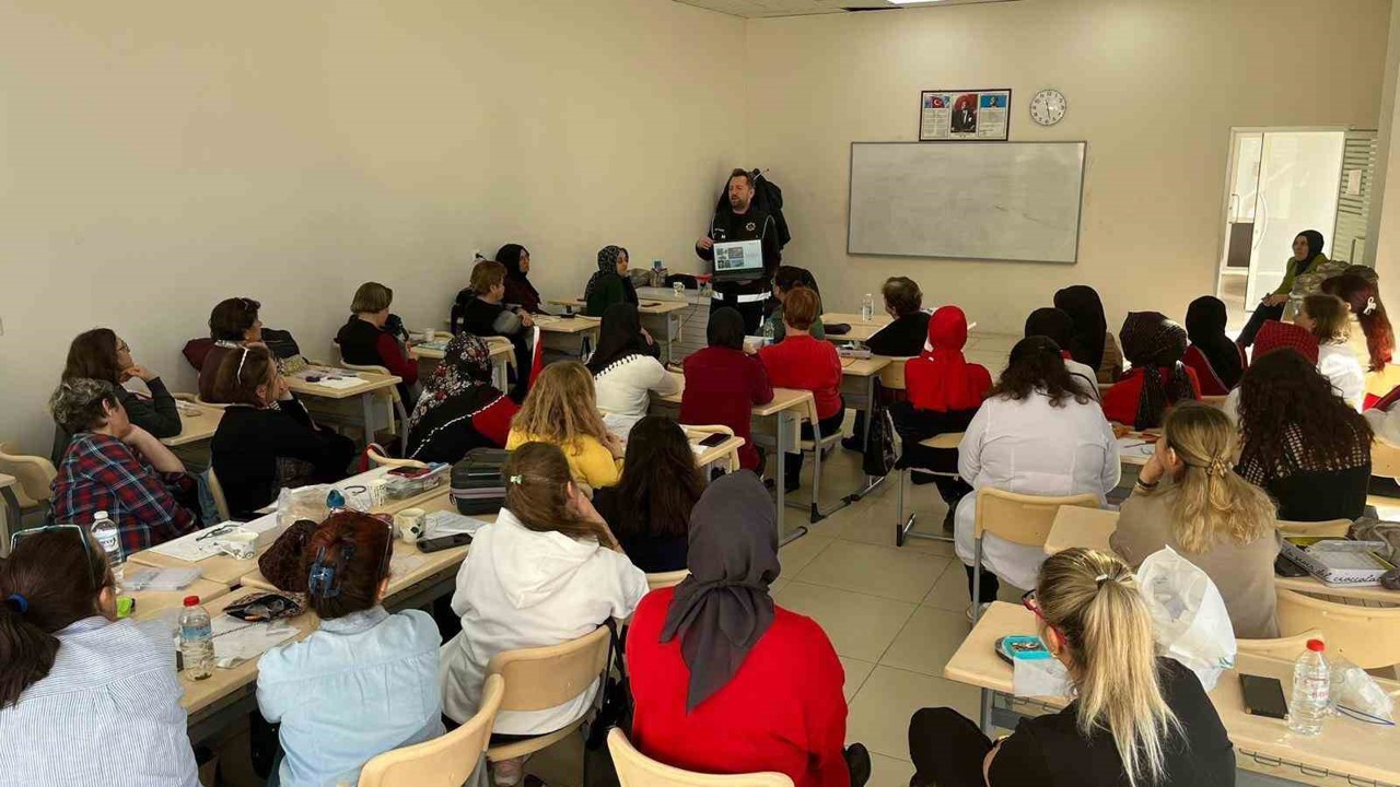 Polisten vatandaşlara uyuşturucuyla mücadele eğitimi
