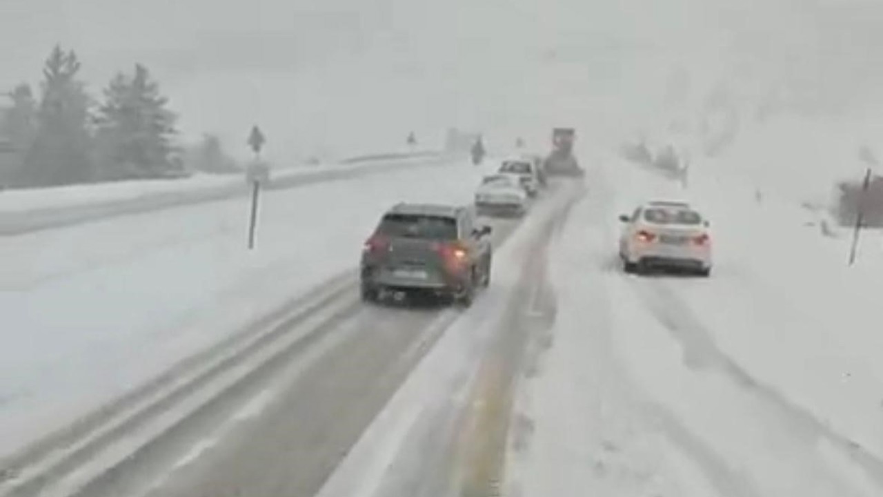 Antalya’nın bin 825 rakımlı Alacabel mevkiinde kar yağışı başladı
