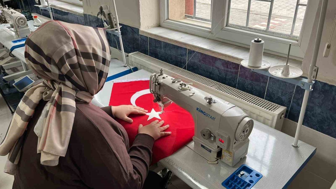 El emeği göz nuru Türk bayrakları ilmek ilmek işlendi
