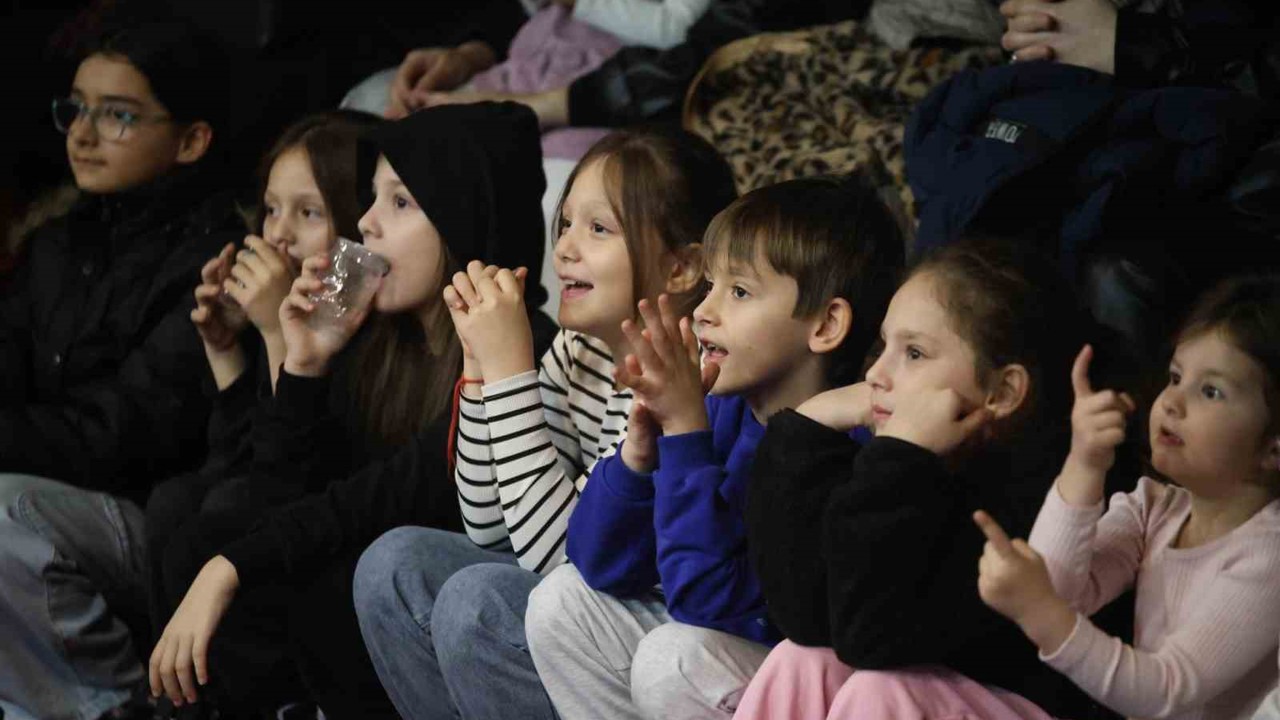 Kahkaha dolu oyun Erenler’de sahnelendi, vatandaşlardan tam not aldı
