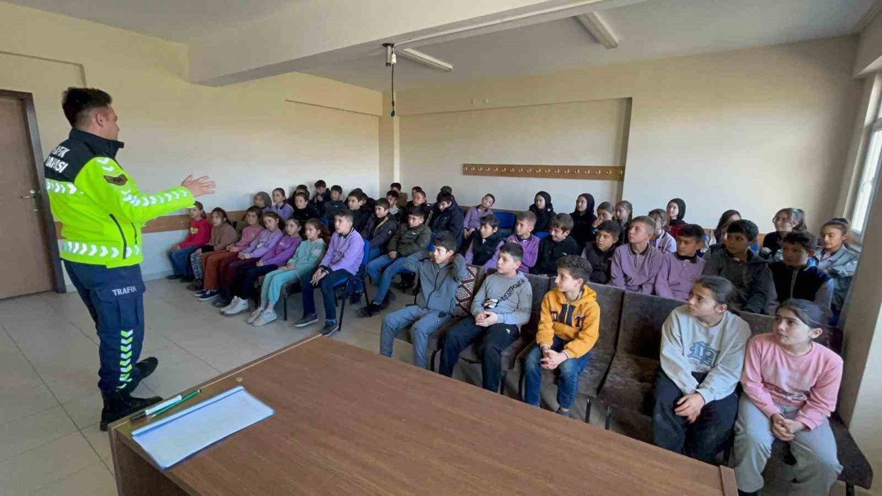 Jandarmadan öğrenci ve vatandaşlara trafik eğitimi
