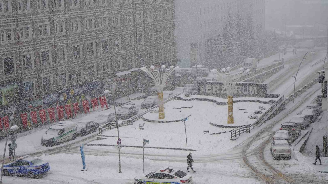 Erzurum’da kar sebebiyle 312 köyün yolu kapalı
