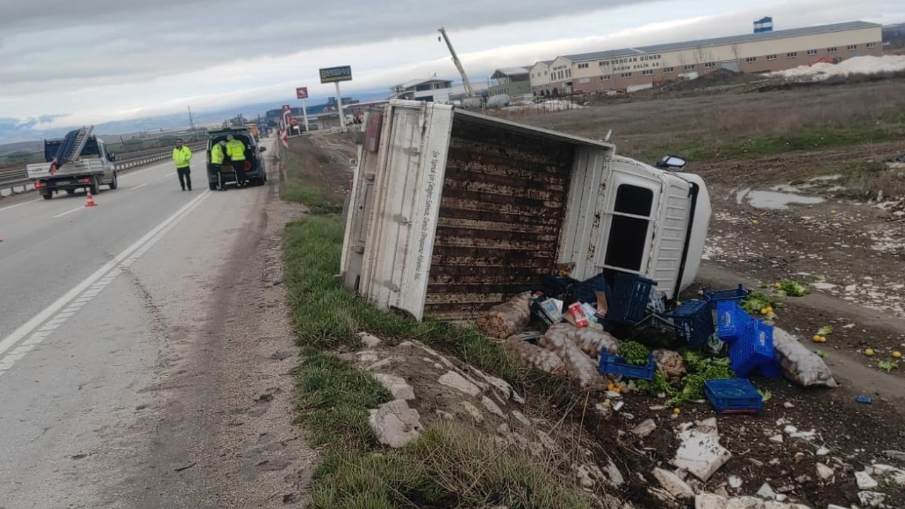 Kamyonet şarampole devrildi, sürücü kazayı yaralanmadan atlattı

