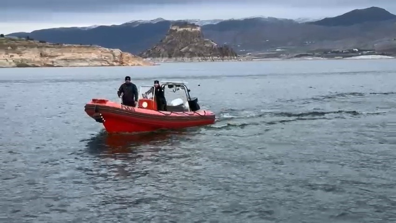 Dalgıç polisler Keban Baraj sahasında yaşlı adamı arıyor
