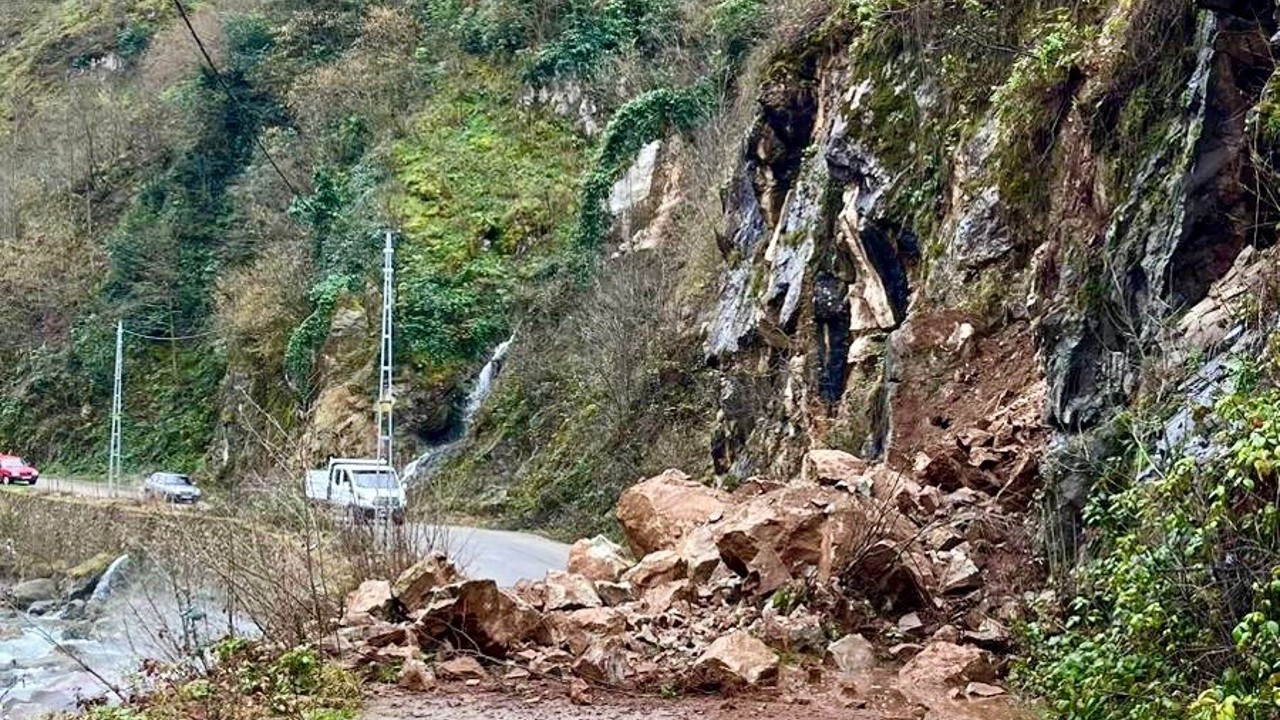 Giresun İl Özel İdaresi heyelanlı yolu ulaşıma açtı
