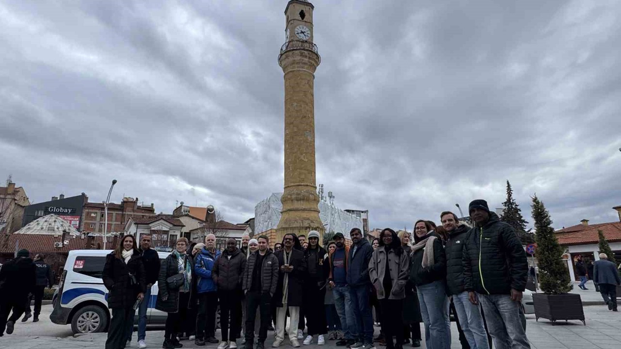 Dünyanın farklı ülkelerinden gelen turizm acente temsilcileri, Çorum’un tarihi mekanlarını gezdi
