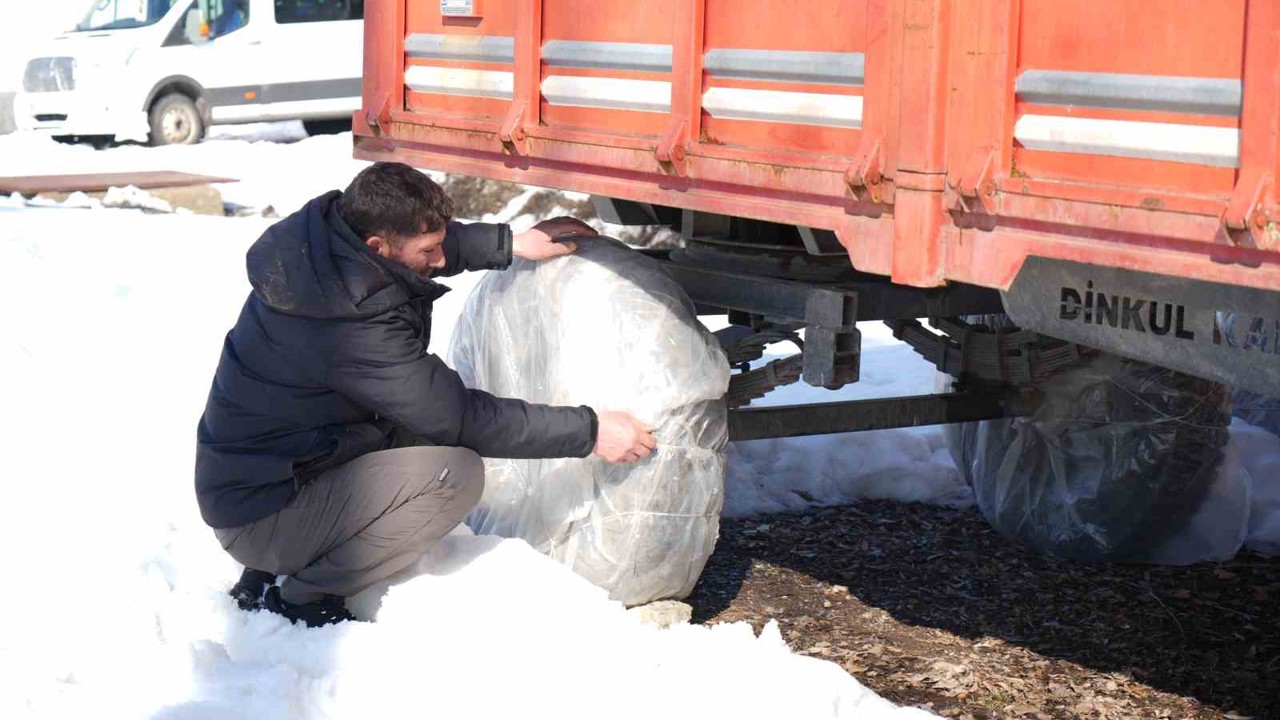 Muş’ta çiftçiler tarım araçlarını kış şartlarına karşı koruyor
