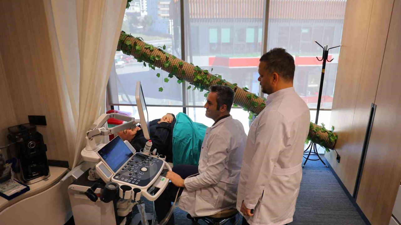 Tekerlekli sandalyeyle getirilen hasta tedavi sonrası yürüyerek çıktı
