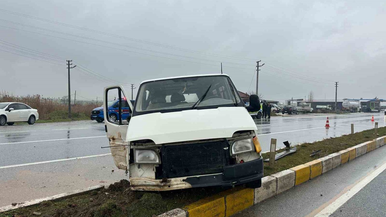 Uşak’ta panelvan aracın refüje çarpması sonucu 1 kişi yaralandı
