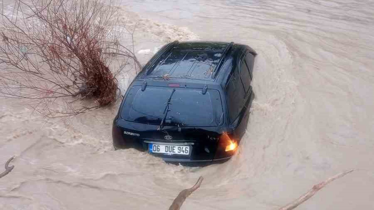 Dereye sürüklenen araç ertesi gün ortaya çıktı
