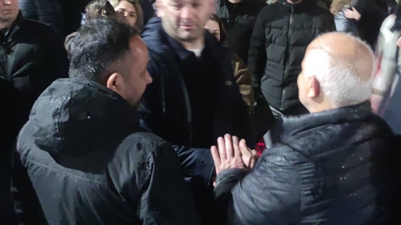 Sosyal medya hesabından paylaştığı öne sürülen bir mesaj nedeniyle yürütülen soruşturma kapsamında tutuksuz yargılanmak üzere adli kontrol şartıyla serbest bırakılan Görele Belediye Başkanı Hasbi Dede, yeniden ifadeye çağırı