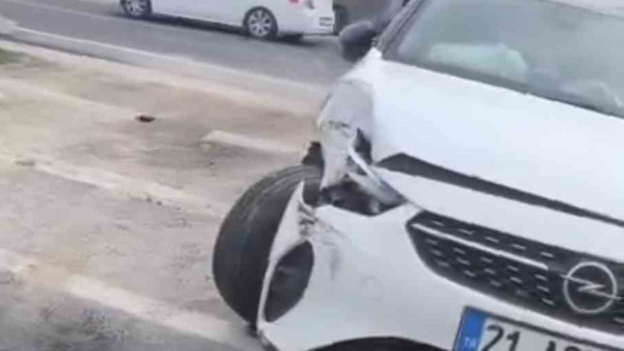 Mardin’de minibüs ile otomobil çarpıştı: 2 yaralı
