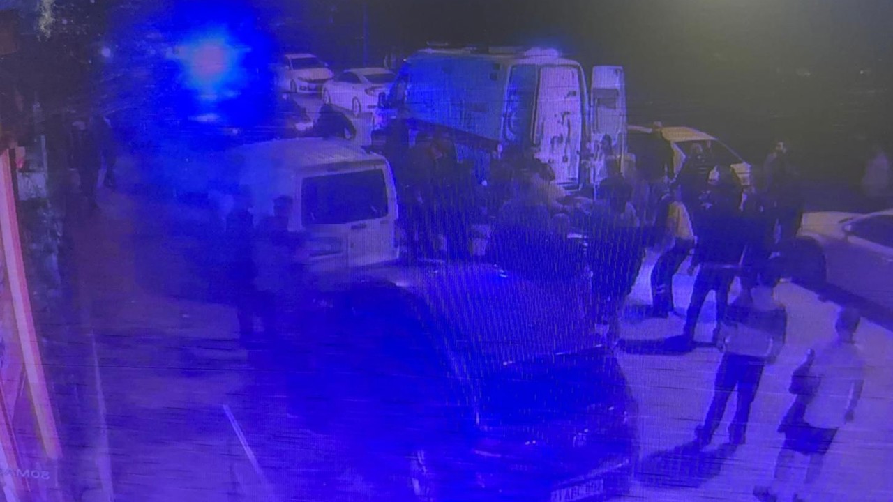 Silahlı saldırıda ağır yaralanan sürücünün aracıyla ilerleyip ambulansa alınma görüntüsü ortaya çıktı
