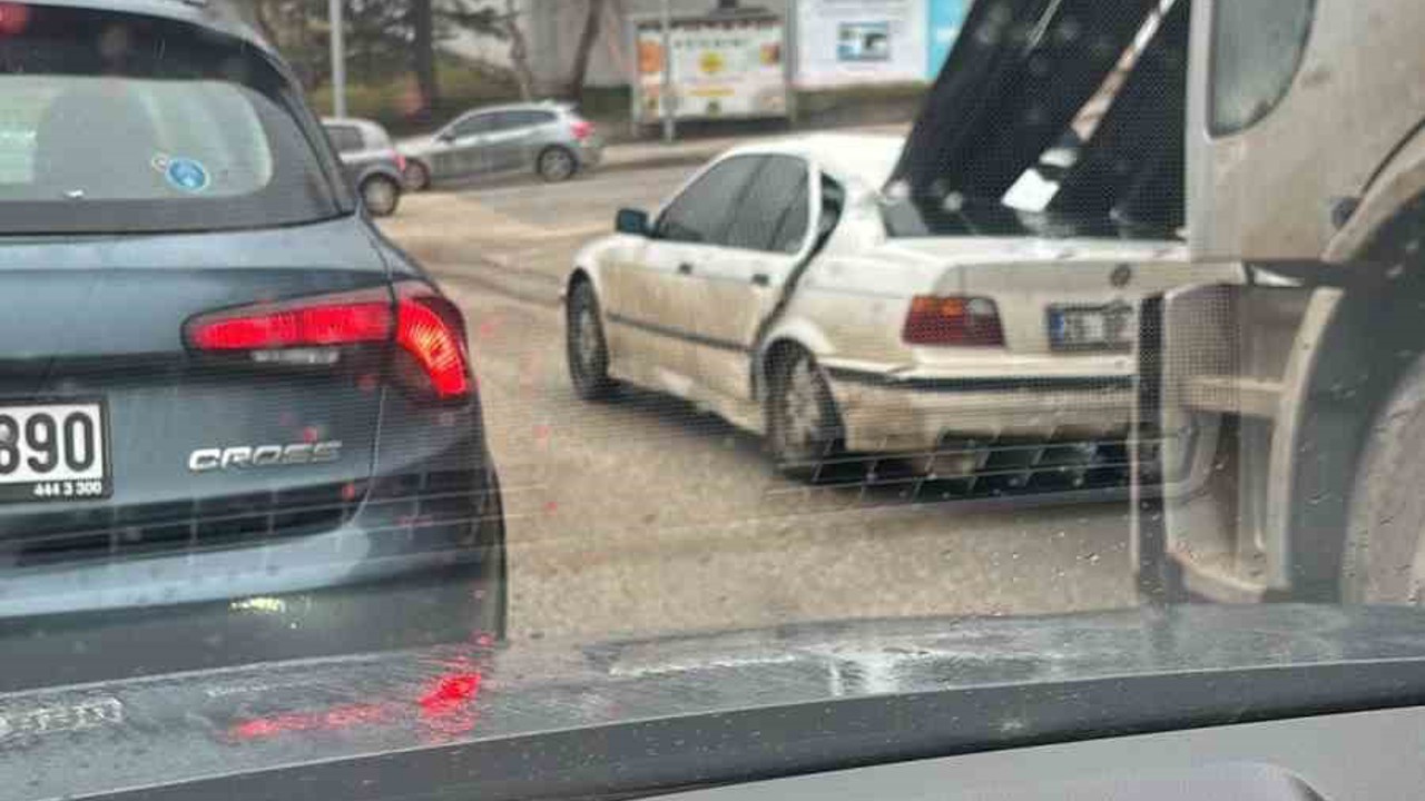 Kamyondaki demirler önündeki araca ok gibi saplandı, facia ucuz atlatıldı
