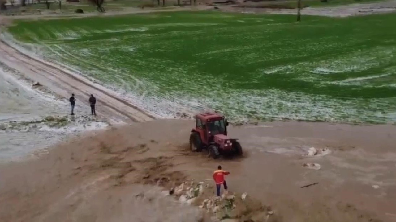 Sağanak taşkına neden oldu, tarlada mahsur kalan şahıs traktörle kurtarıldı
