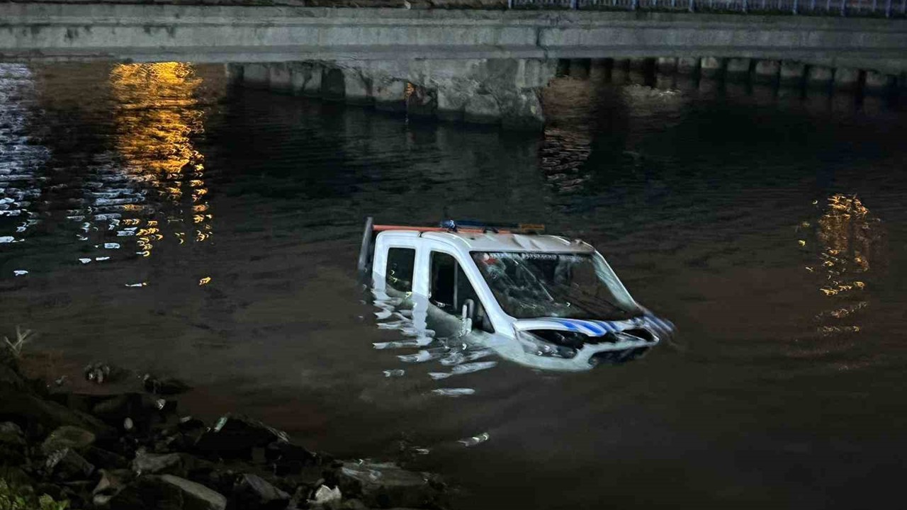 Bakırköy’de İBB’ye ait zabıta aracı denize düştü
