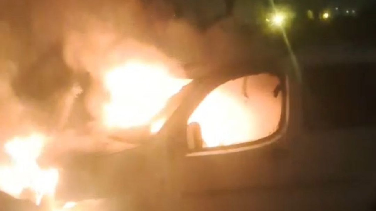 Park halindeki otomobil alev alev yandı
