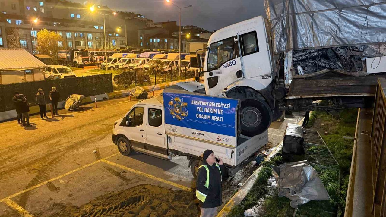 Park halindeki kamyon hareket edip başka aracın üzerine düştü: O anlar kamerada
