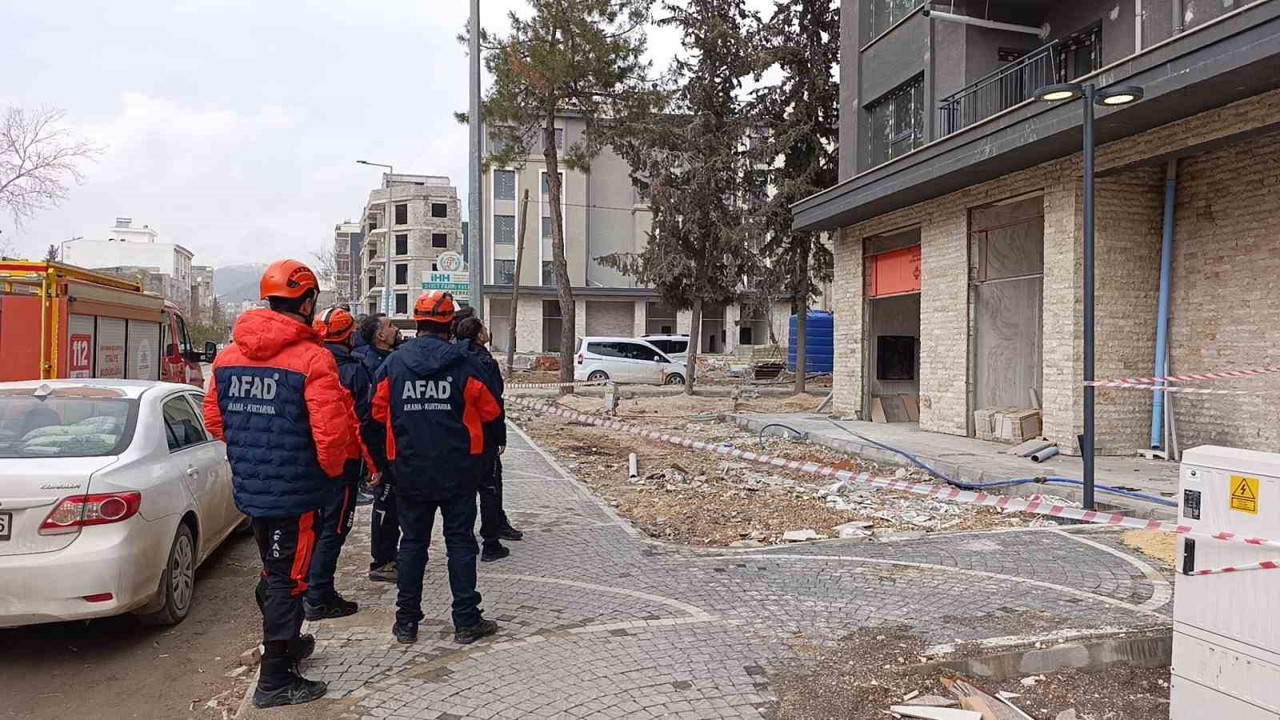 Paralarını alamadıklarını iddia eden 2 işçi binanın çatısına çıktı
