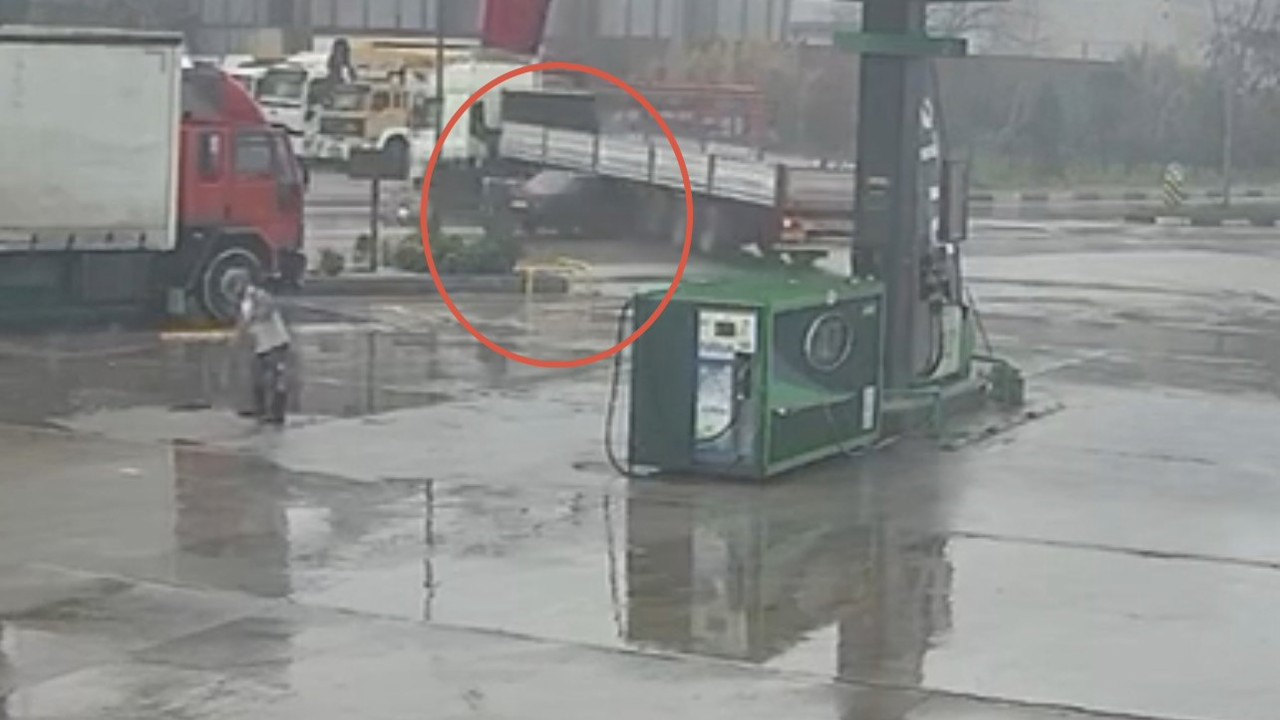 Turgutlu’da otomobil tırın altına ok gibi saplandı. O anlar kamerada
