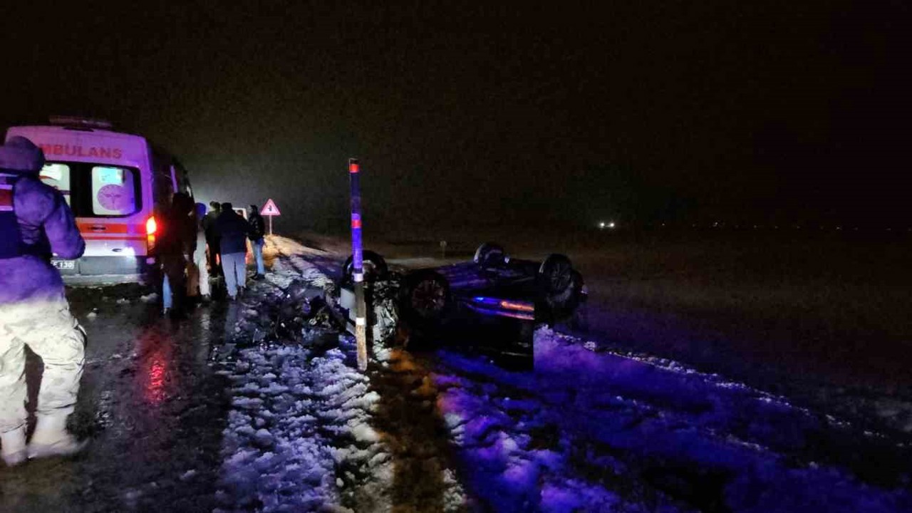 Muş-Erzurum yolunda takla atan otomobil şarampole yuvarlandı: 2 yaralı
