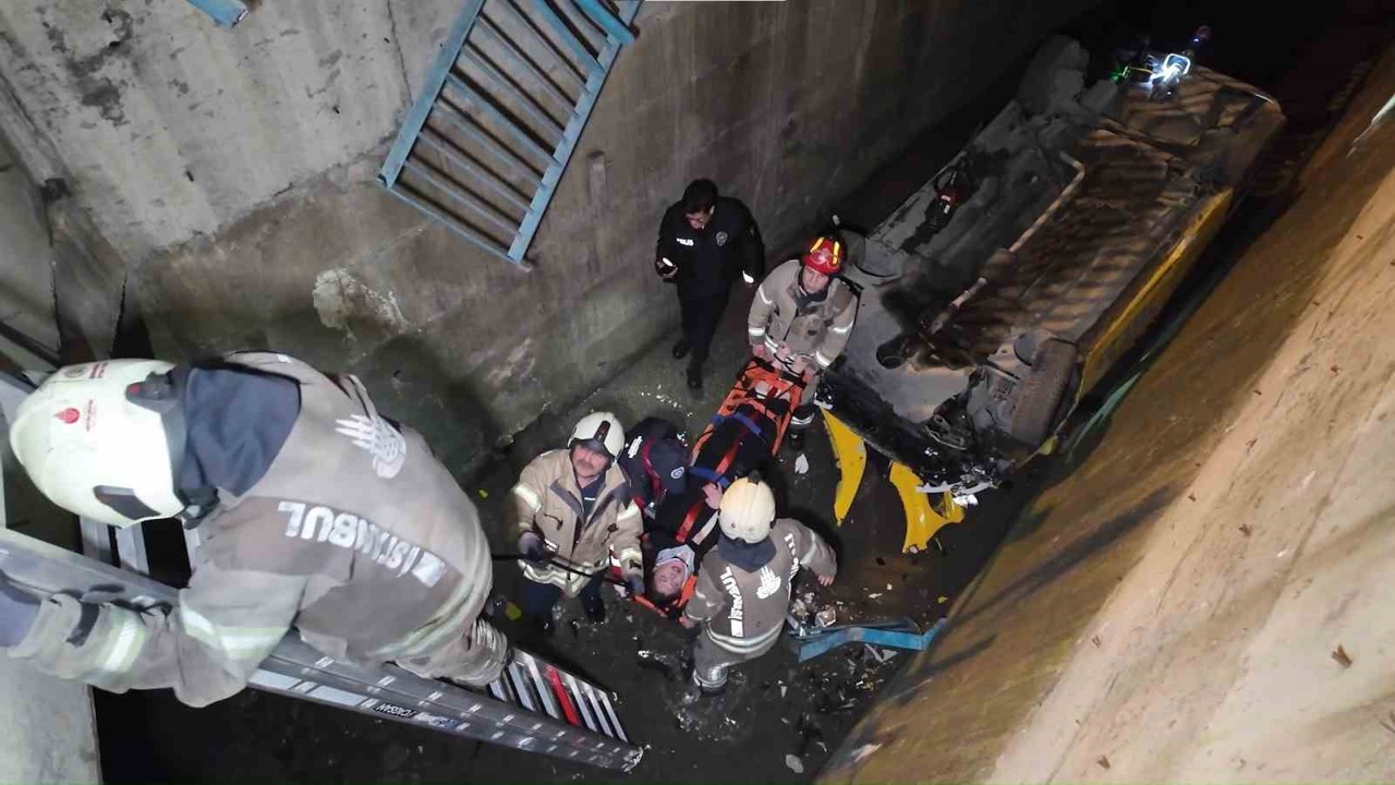 Kartal’da alkollü taksi sürücüsü 5 metrelik dereye uçtu
