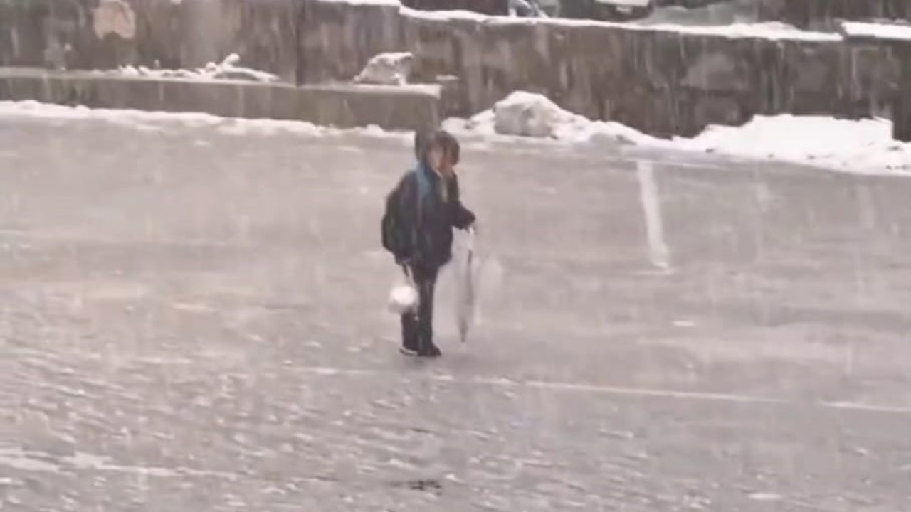 Kar altında İstiklal Marşı’nı okuyan çocuk yürekleri ısıttı
