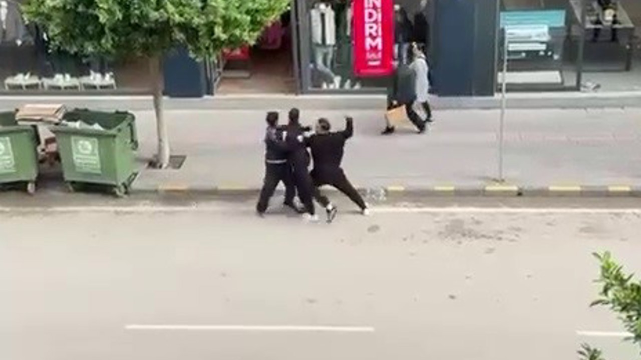 ‘Telefonumun ekranına baktın’ kavgasında sokak boks ringine döndü
