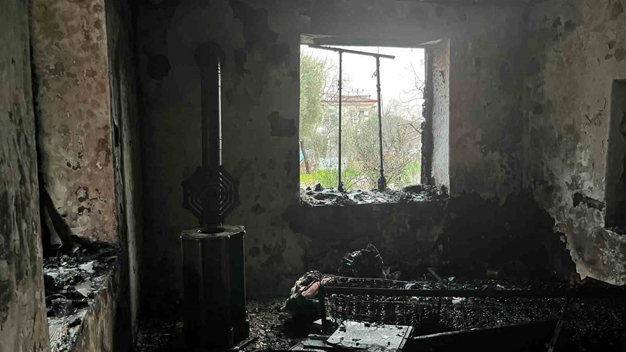 Yangına uykuda yakalanan yaşlı kadın hastaneye kaldırıldı
