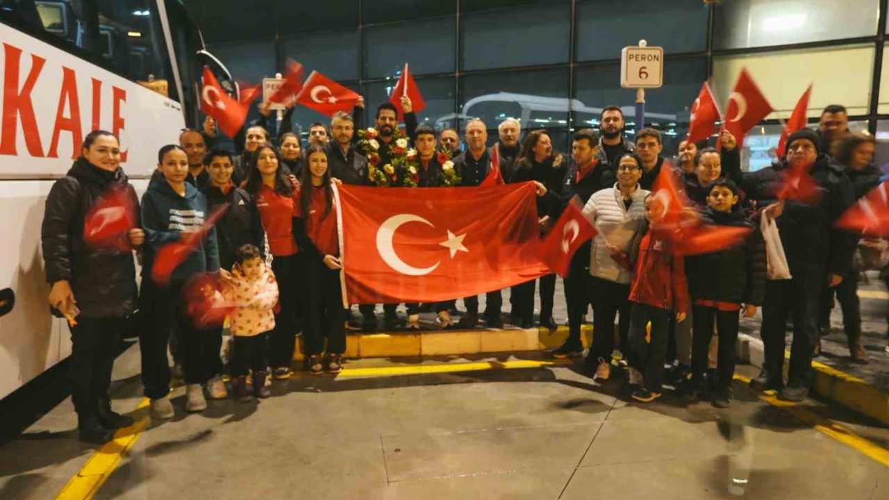 Çifte madalya kazandı, memleketinde coşkuyla karşılandı
