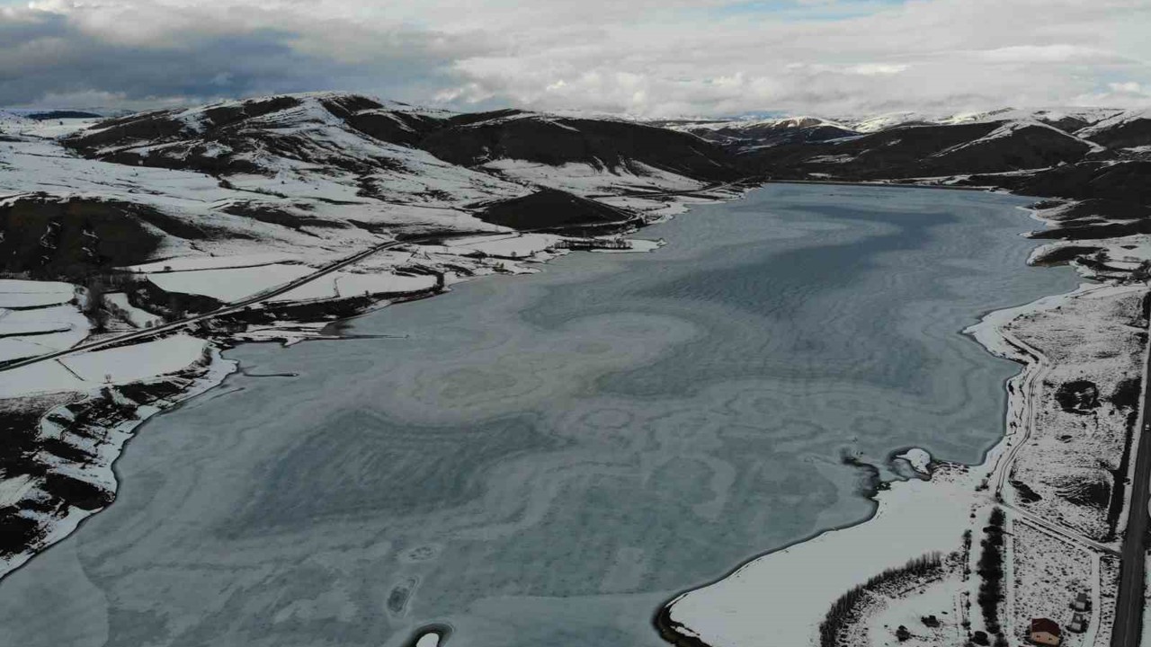 Sadak Baraj Gölü buz tuttu
